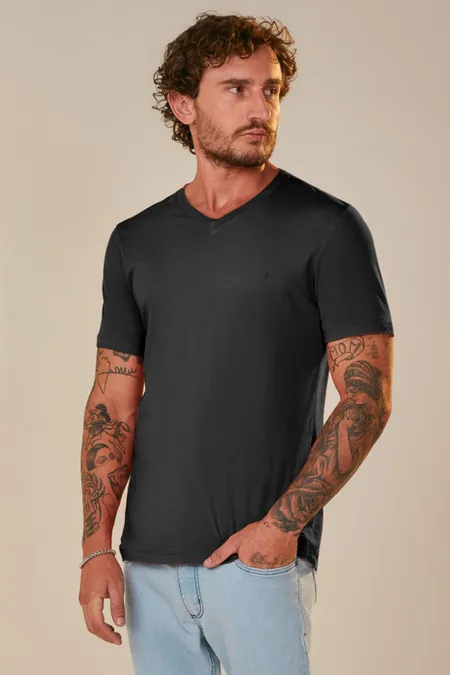 Camiseta Básica Masculina Gola V em Algodão Puramania