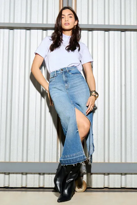 Saia Jeans Midi Feminina em Algodão Fenda Frontal Blue Médio Osmoze Saia Jeans Midi Feminina em Algodão Fenda Frontal Blue Médio Osmoze