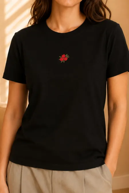 T-Shirt Feminina Rosas Tuaren T-Shirt Feminina Rosas Tuaren